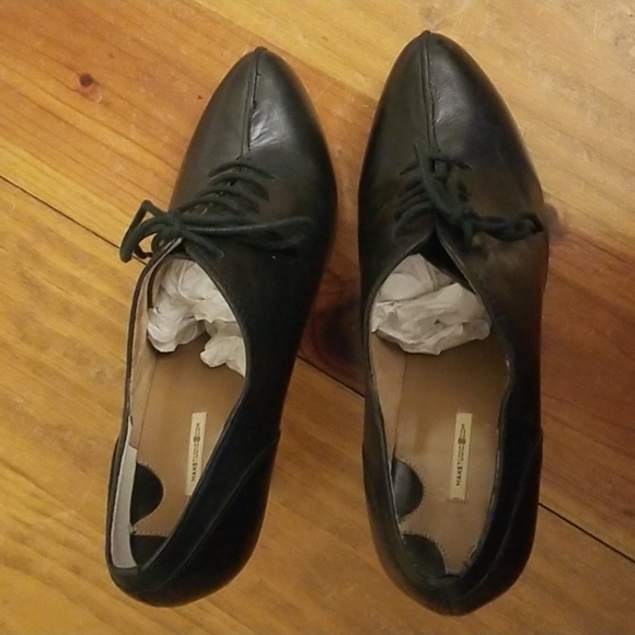Max Studio black leather shoes. Size 8. EUC - Picture 8 of 8